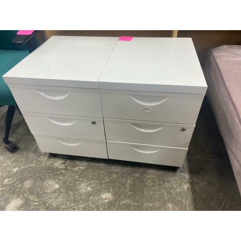 Matching white 3 drawer pedestals ?25 each