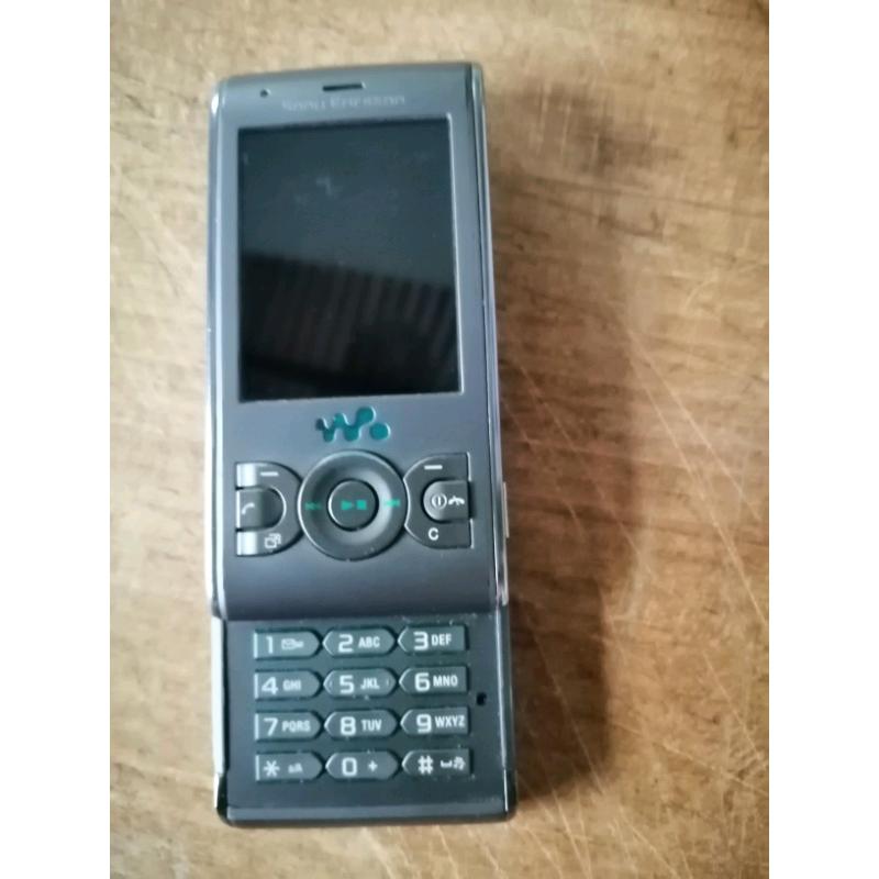 Sony Ericsson Walkman classic mobile phone, 3 network and 2 chargers