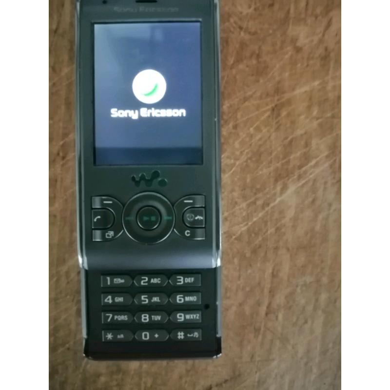 Sony Ericsson Walkman classic mobile phone, 3 network and 2 chargers