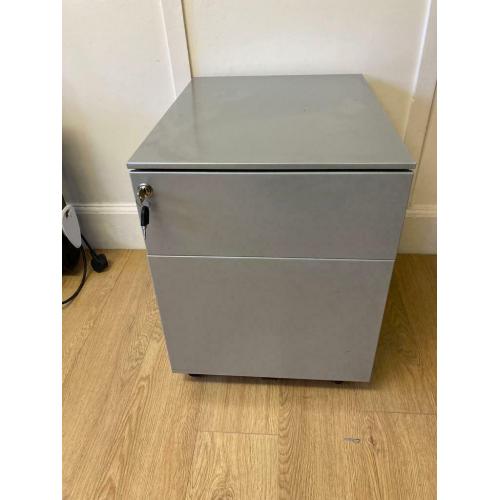 Locking Metal drawers/cabinet