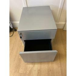 Locking Metal drawers/cabinet