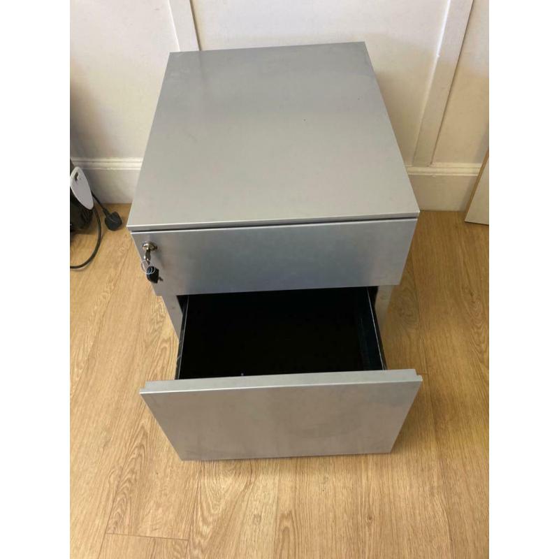 Locking Metal drawers/cabinet