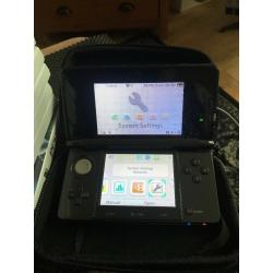 AS NEW 3DS WITH 3DS GAMES PEN AND CHARGER PLUS CASE