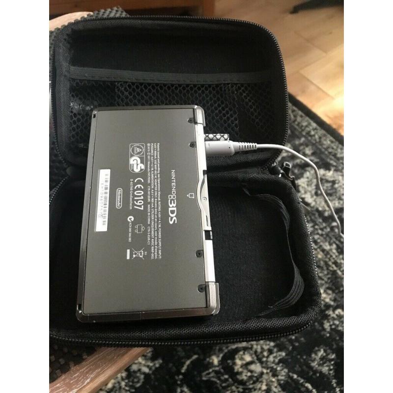 AS NEW 3DS WITH 3DS GAMES PEN AND CHARGER PLUS CASE