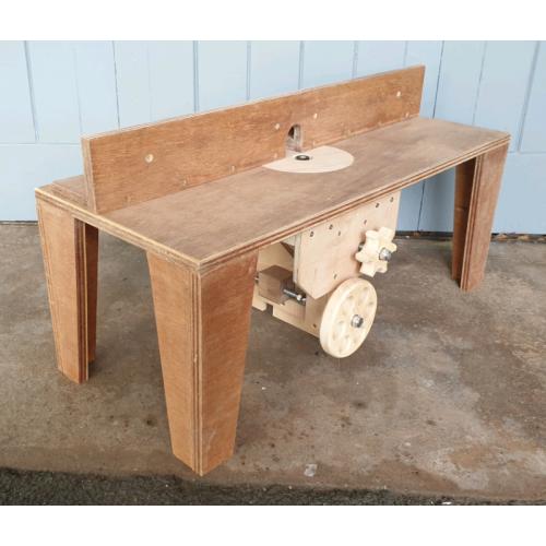Router table with built-in lift mechanism
