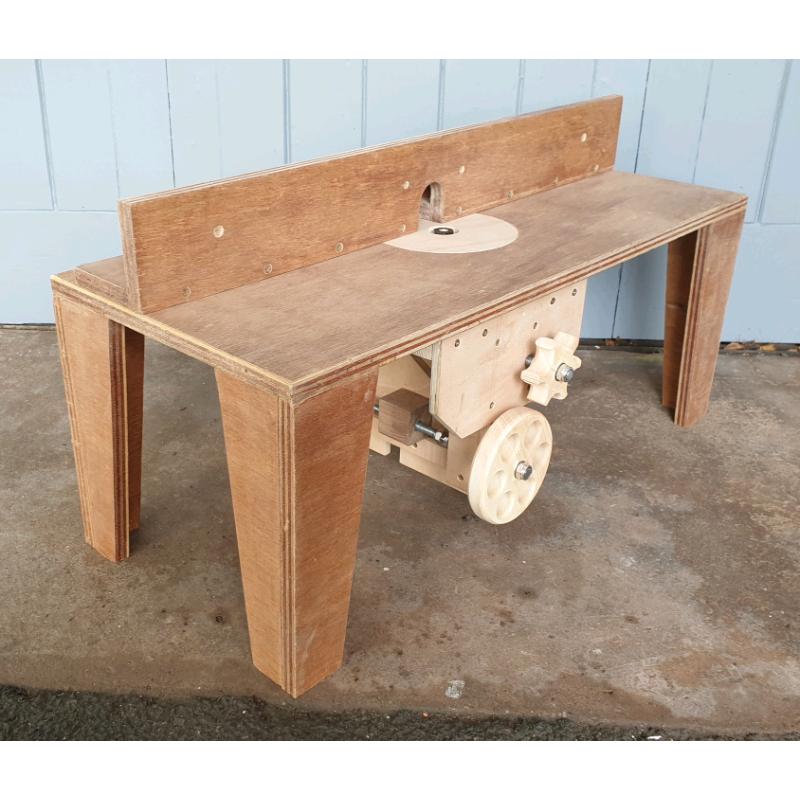Router table with built-in lift mechanism