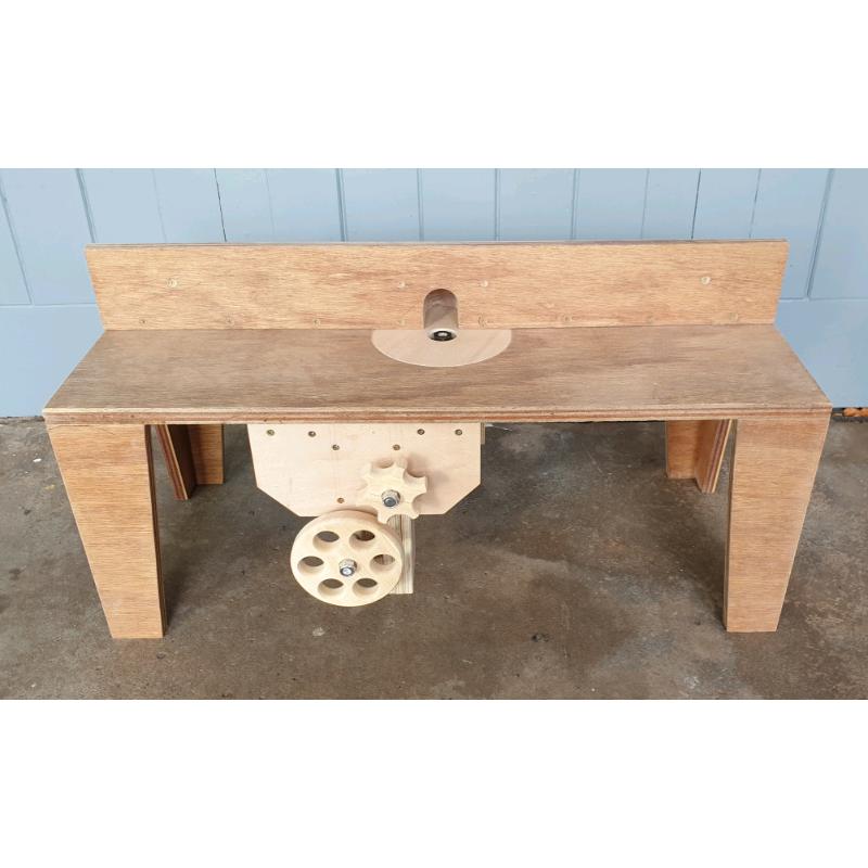 Router table with built-in lift mechanism