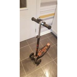 Maxi Micro DELUXE Scooter including matching Helmet