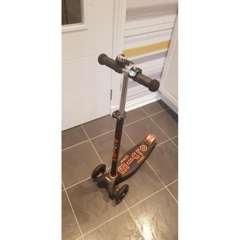 Maxi Micro DELUXE Scooter including matching Helmet
