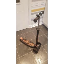 Maxi Micro DELUXE Scooter including matching Helmet