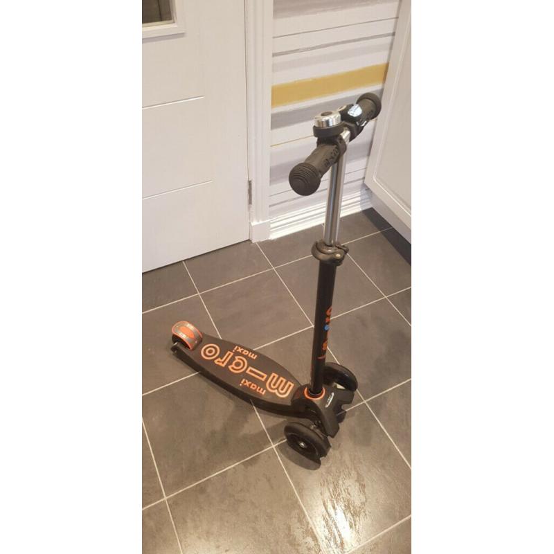 Maxi Micro DELUXE Scooter including matching Helmet
