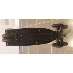 Maxi Micro DELUXE Scooter including matching Helmet