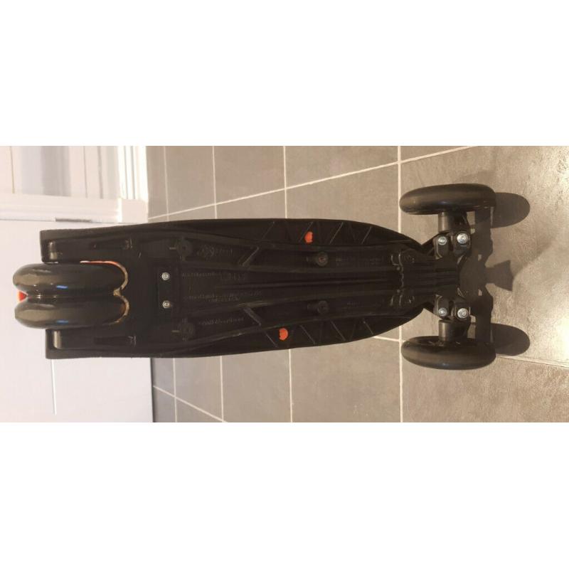 Maxi Micro DELUXE Scooter including matching Helmet