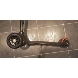 Maxi Micro DELUXE Scooter including matching Helmet