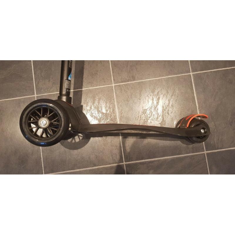 Maxi Micro DELUXE Scooter including matching Helmet