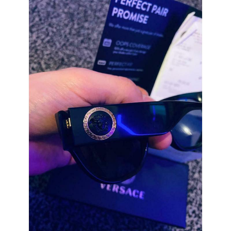 Verscase man polarized