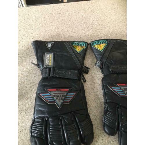 Motorcycle gloves