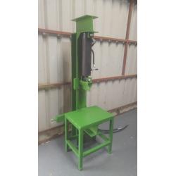 BRAND NEW 18 TON RAM LOG SPLITTER. HEAVY DUTY. CAN DELIVER FOR FREE. CALLS ONLY.