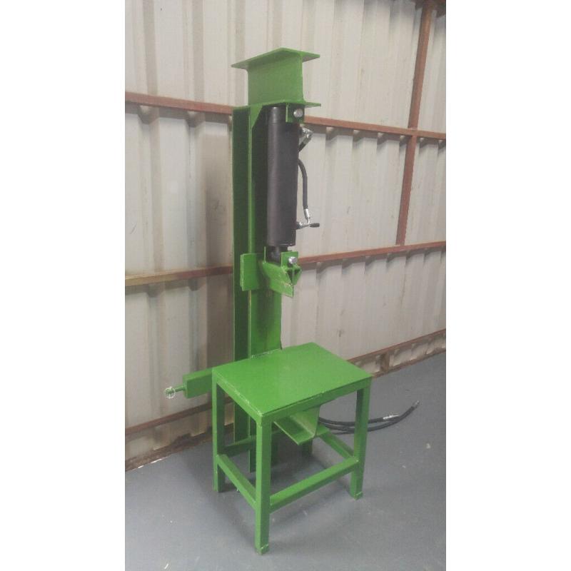 BRAND NEW 18 TON RAM LOG SPLITTER. HEAVY DUTY. CAN DELIVER FOR FREE. CALLS ONLY.