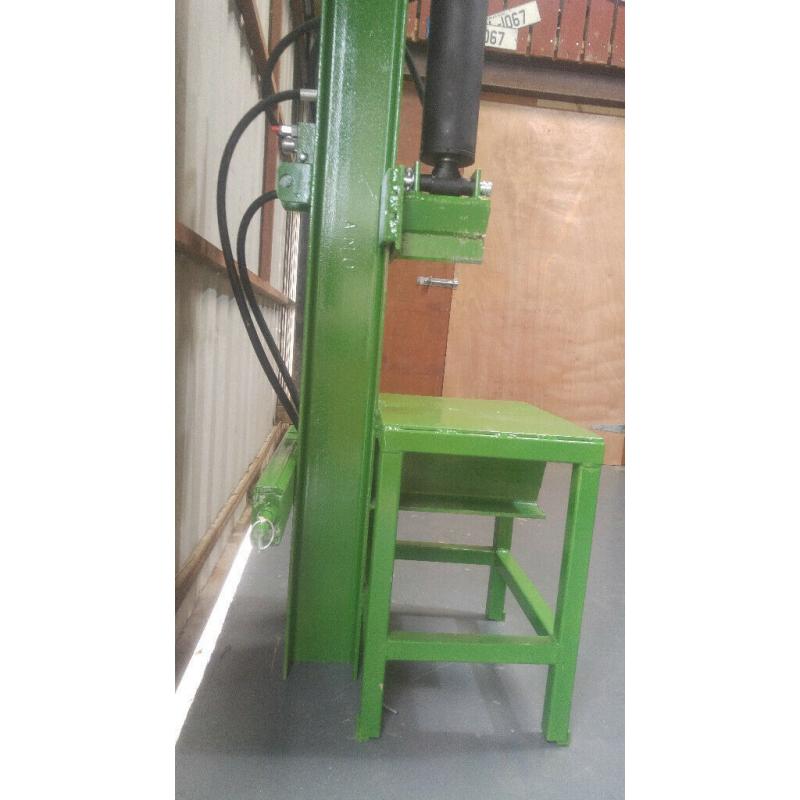 BRAND NEW 18 TON RAM LOG SPLITTER. HEAVY DUTY. CAN DELIVER FOR FREE. CALLS ONLY.
