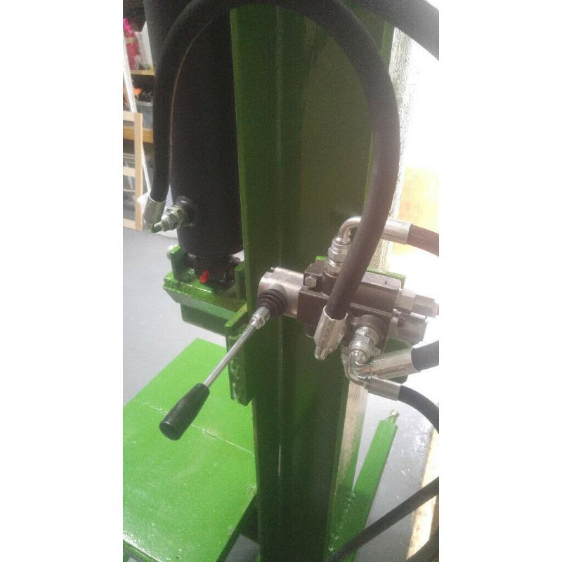BRAND NEW 18 TON RAM LOG SPLITTER. HEAVY DUTY. CAN DELIVER FOR FREE. CALLS ONLY.