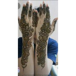 Mahndi henna artist