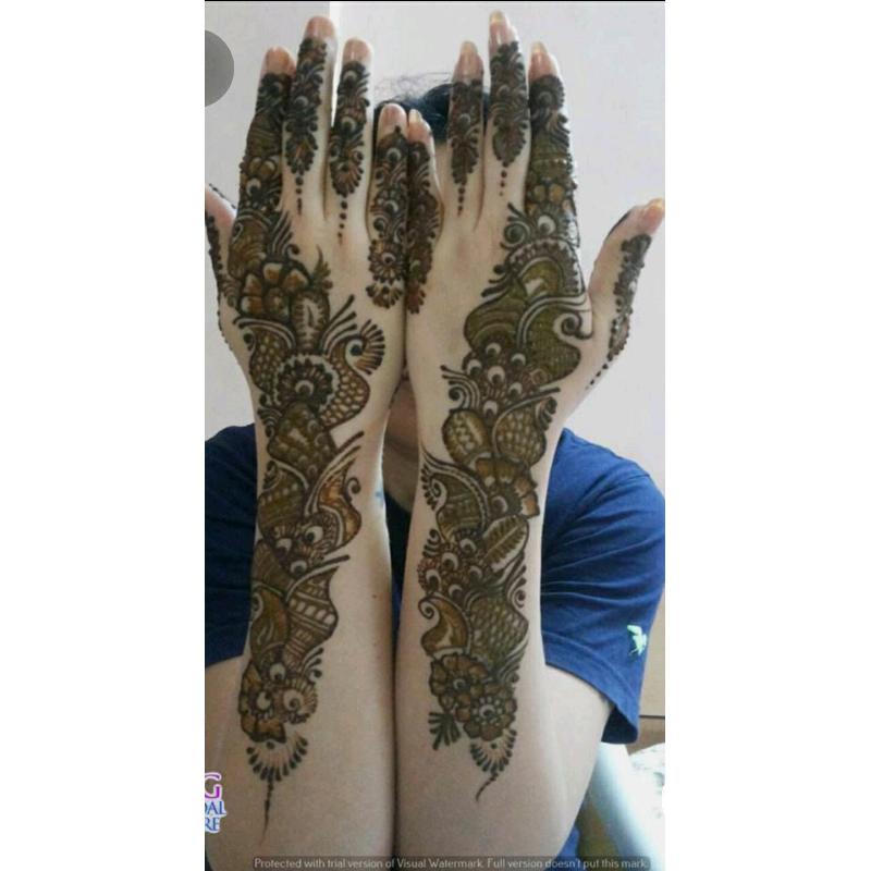Mahndi henna artist