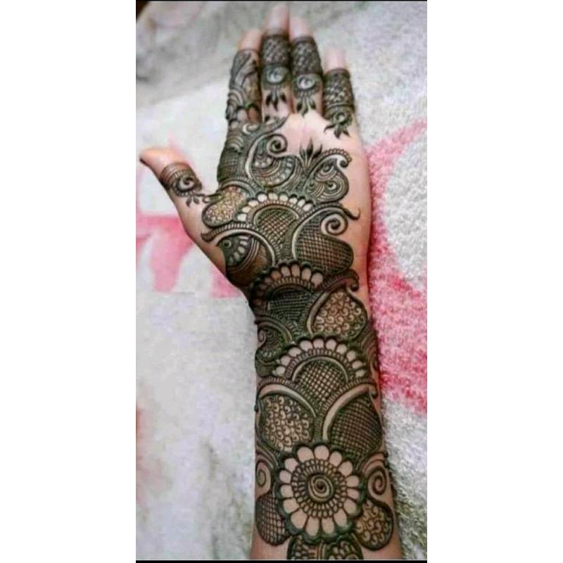 Mahndi henna artist