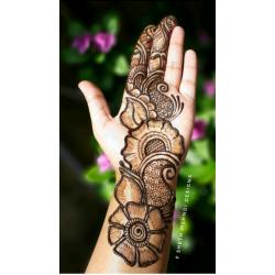 Mahndi henna artist