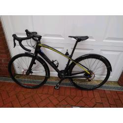 Giant Anyroad Cycle. Medium size. Use on road on Gravel.