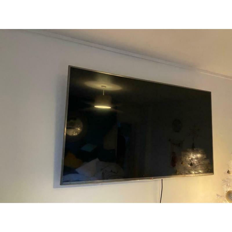 Tv for parts cracked screen 60inch lg