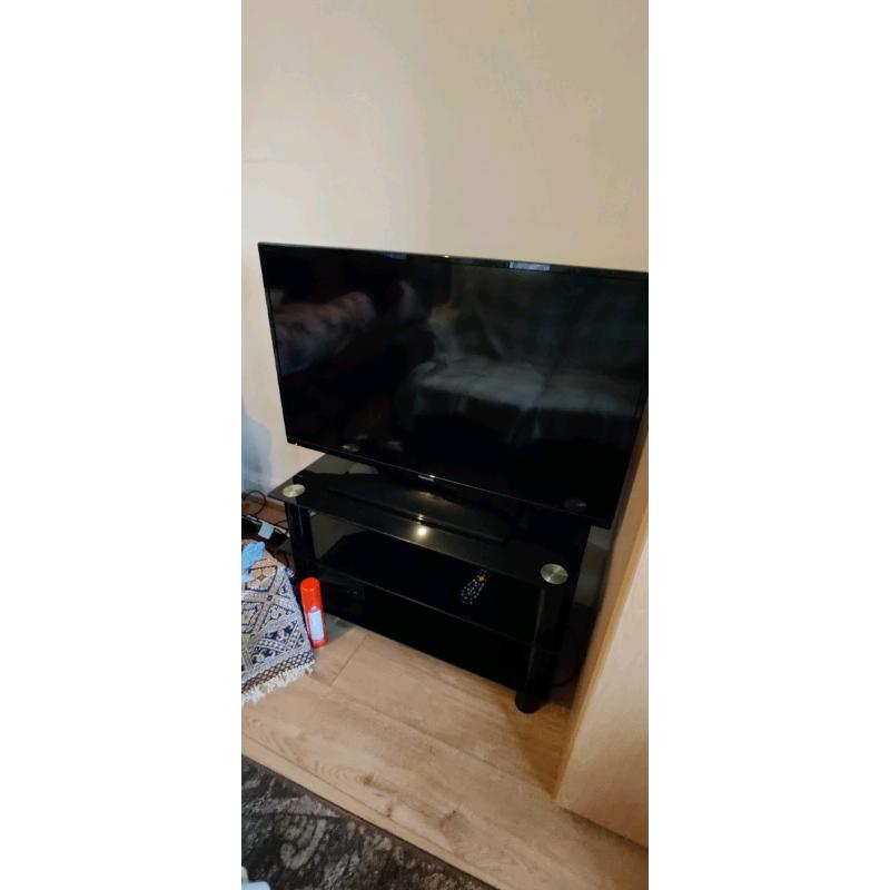 Panasonic 40 inch tv TX-40C300B with 2.1 speakers