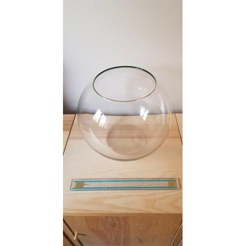 Large goldfish bowl with accessories