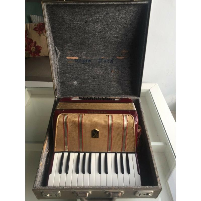 Red Gold Hohner Starlet Piano Accordion MM 26 40