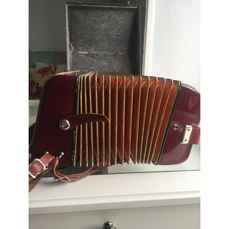 Red Gold Hohner Starlet Piano Accordion MM 26 40