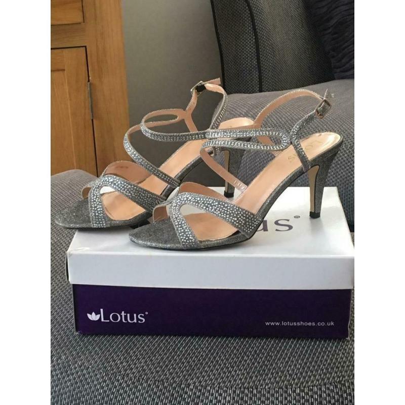 Ladies size 6 lotus wedding shoes