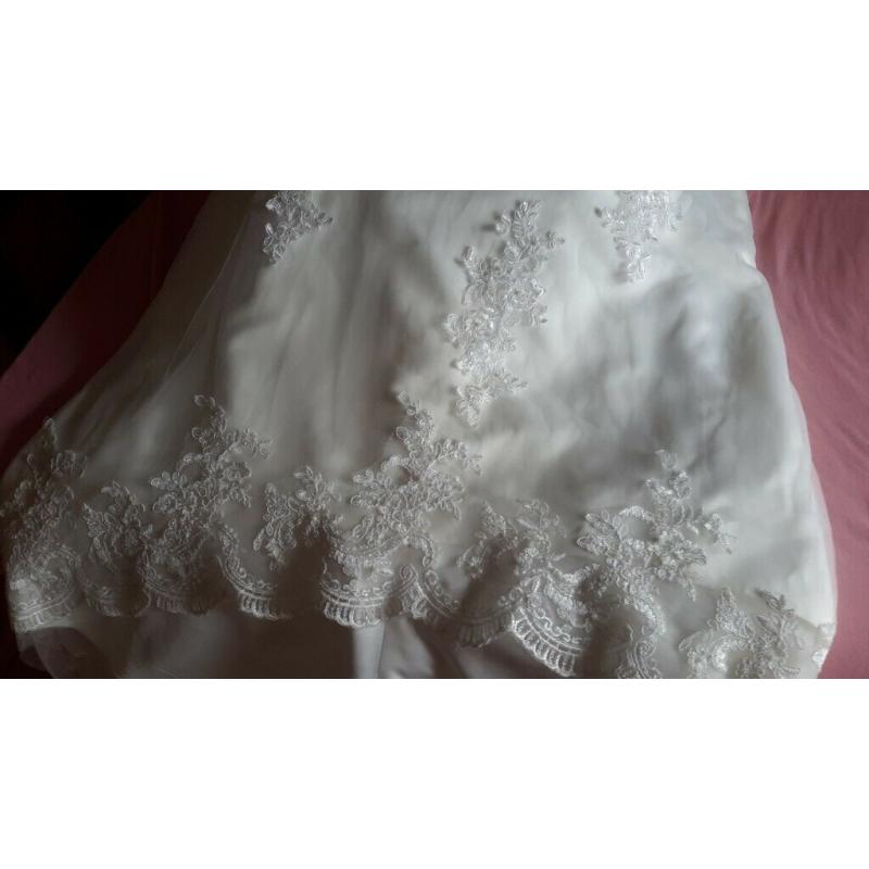 Cream wedding dress size 10/12 and needs someone at least 5ft9ins tall