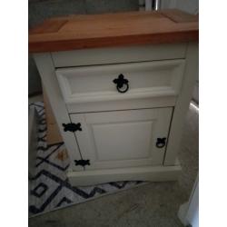 lovely 5 peace set nearly new bedroom furniture set