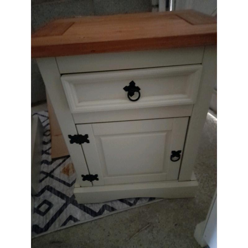 lovely 5 peace set nearly new bedroom furniture set