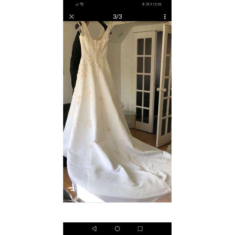 White wedding dress would fit size 8/10 or smalle room to be altered