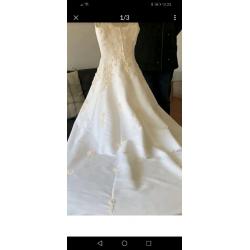 White wedding dress would fit size 8/10 or smalle room to be altered
