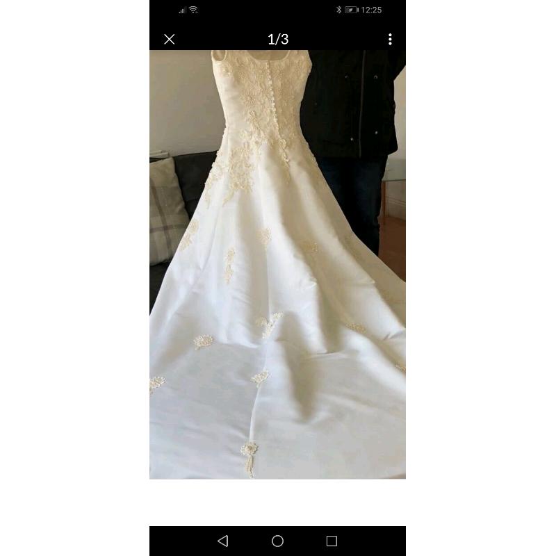 White wedding dress would fit size 8/10 or smalle room to be altered
