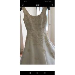 White wedding dress would fit size 8/10 or smalle room to be altered