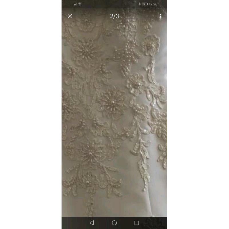 White wedding dress would fit size 8/10 or smalle room to be altered
