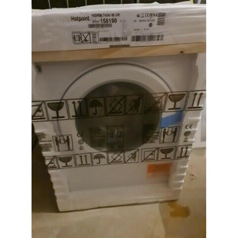 Brand new Hotpoint washing machine - still in packaging. 7kg 1400 spin (nswm 743u)