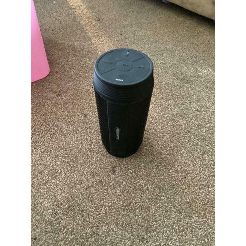 Speaker with flashing lights.