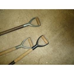 3 x heavy duty builders shovels ?5 each 2 wood shafts 1 steel shaft