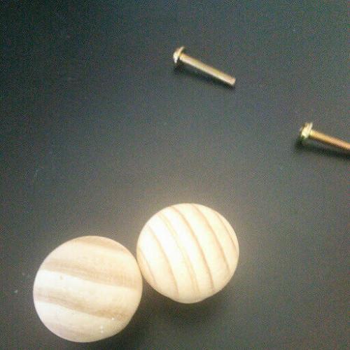 2 WOODEN KNOBS PLUS SCREWS