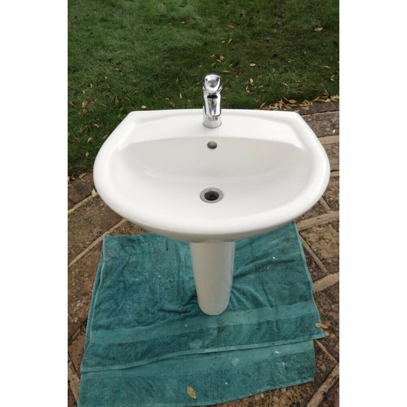 Villeroy & Boch basin & pedestal with monobloc tap