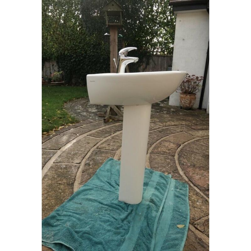 Villeroy & Boch basin & pedestal with monobloc tap